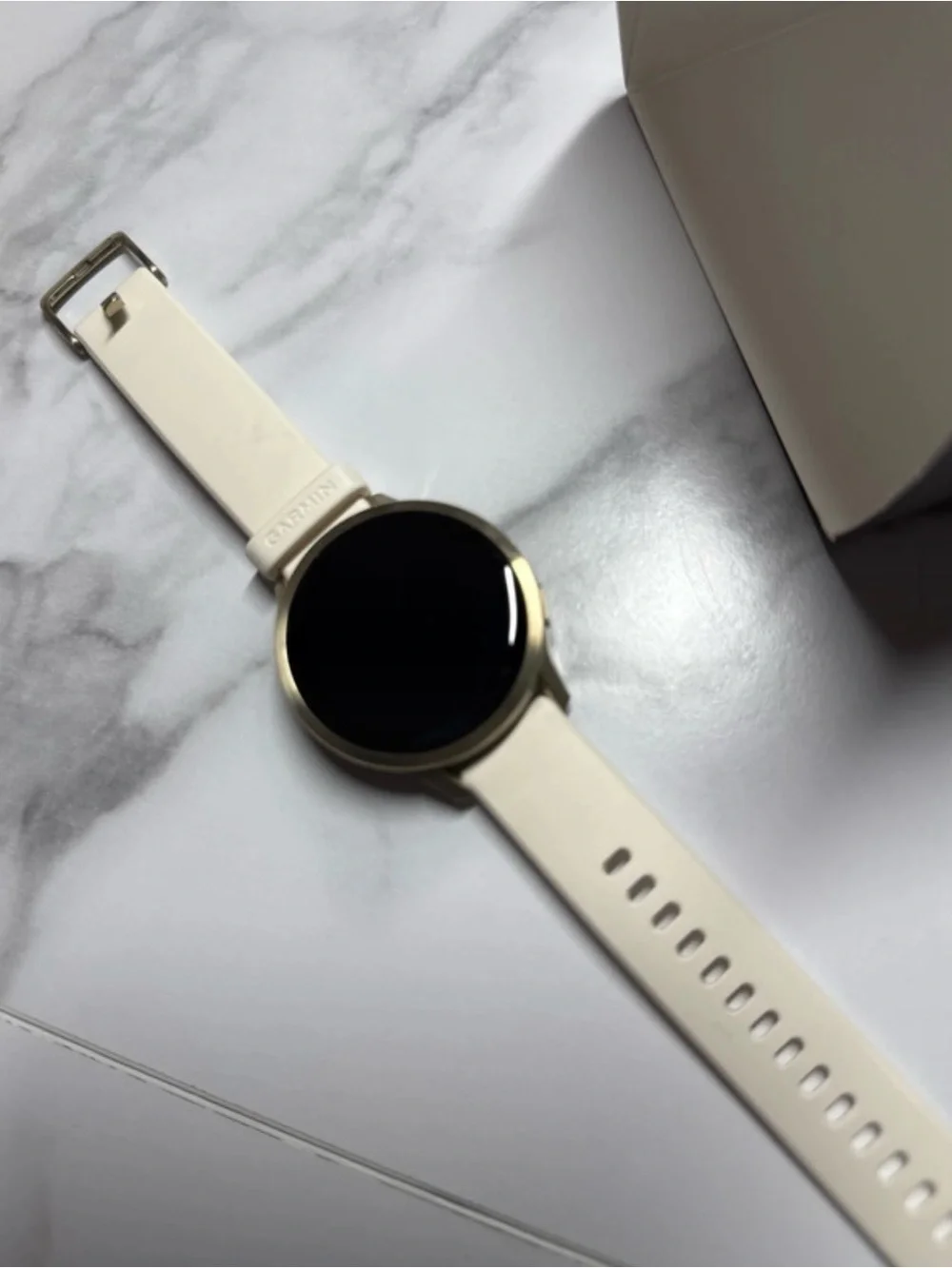 garmin Venu 4 Smartwatch in Cream and Gold